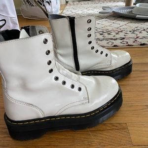 WHITE PLATFORM DOC MARTENS